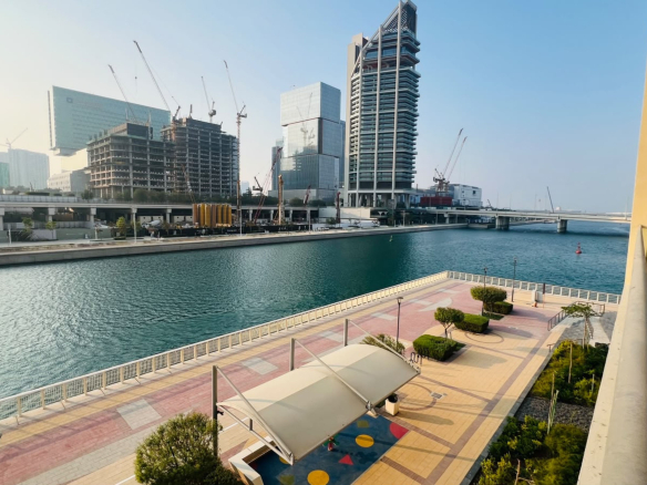 Canal View | Townhouse 3BR+Maid |